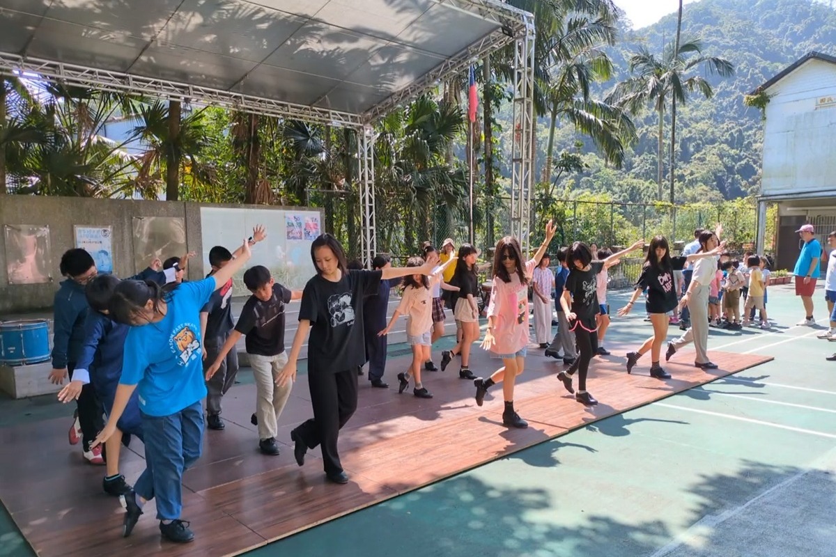 學生們在司令台前跳踢踏舞表演