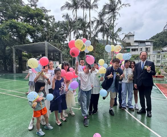 113學年度於操場畢業合照