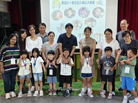 迎新活動，贈書後，全班新生與爸媽、校長的合照