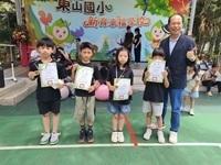 校長為四個在運動會表現突出的學生頒獎