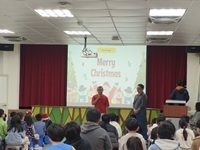1141224聖誕節活，外師主持活動，由主任協助翻譯