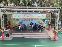 運動會進場，司儀說話，校長和貴賓在司令台上等待學生經過，這張照片是由上往下拍