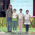 主任和三位獲得Cool English獎狀的學生合影