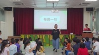 教務組長在小禮堂對全校學生宣導每週一句