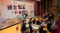 皮影戲學生與老師在市政府秋季記者會上準備上場表演，在後台預備的畫面