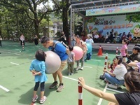 親子趣味競賽，大人與小孩用肚子頂大球，三組排排站，預備開始